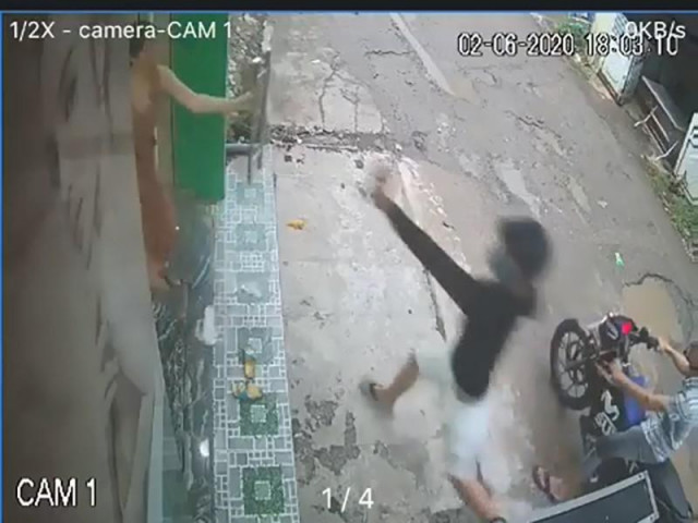 Camera ghi cảnh kẻ trộm xịt hơi cay tấn công người hô hoán
