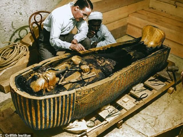 Hình ảnh chưa từng thấy về khoảnh khắc mở quan tài vàng chứa xác ướp vua Ai Cập 3.000 năm