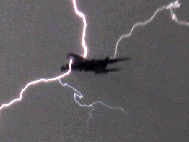 Kinh hoàng cảnh máy bay bị 3 tia sét chập 1, đánh cùng lúc trên bầu trời
