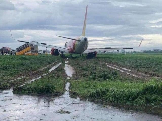 Mưa to gió lớn, máy bay trượt khỏi đường băng sân bay Tân Sơn Nhất