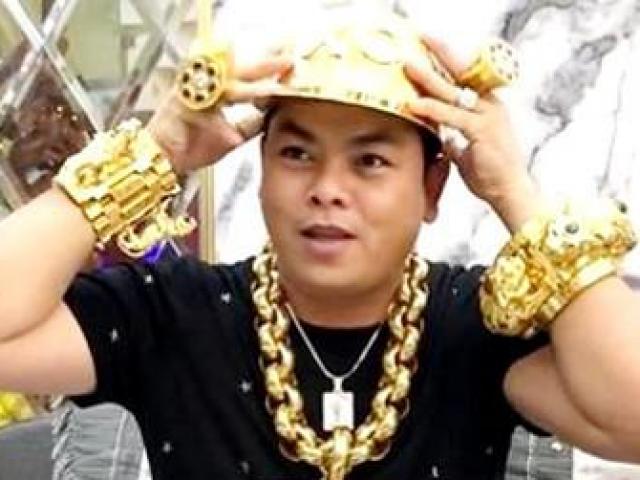 “Đại gia” đeo 13kg vàng giả - Phúc XO đi không vững khi vào phòng xử