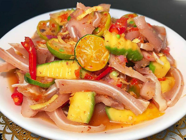 Tai heo trộn sốt ớt chua ngọt, giòn ngon, rực rỡ màu, giàu hương vị