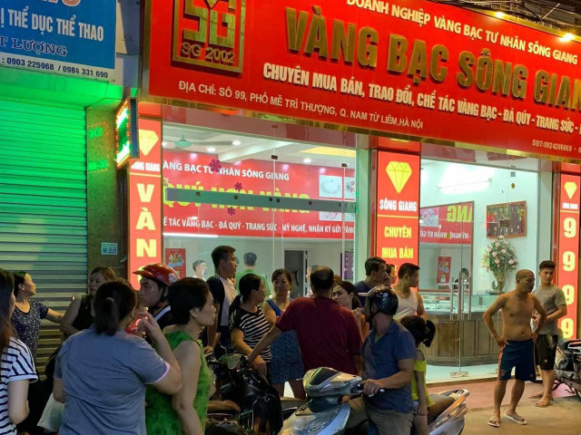 NÓNG: Cướp tiệm vàng tại Hà Nội, nghi phạm vẫn đang lẩn trốn