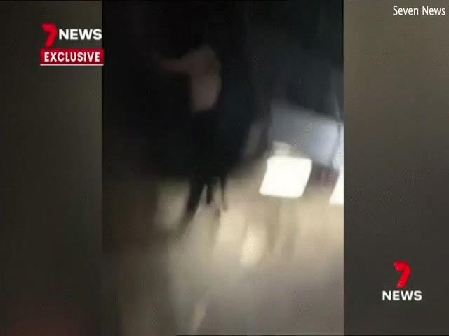 Video: Cố trèo vào CLB thoát y ở Úc, thanh niên tuột tay rơi xuống từ độ cao hơn 3 mét
