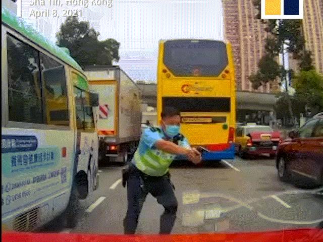 Video: Cảnh sát rút súng bắn xuyên vai tài xế ”xe điên”