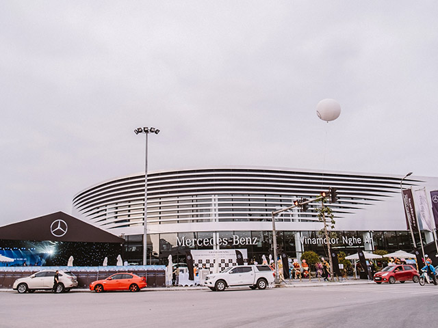 Mercedes-Benz đưa vào hoạt động showroom to nhất khu vực miền Bắc