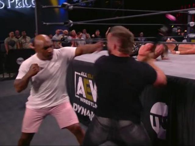 Mike Tyson lại đại náo WWE: Tung “quả đấm thép” đối thủ nằm bất động