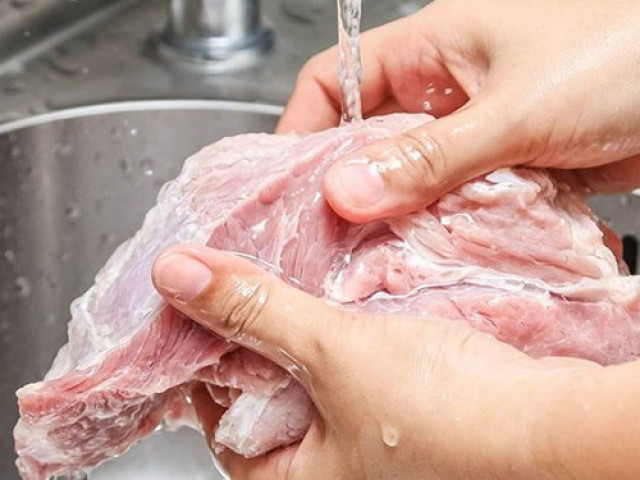Đừng chần hay rửa nước nóng, đây mới là cách xử lý giúp thịt lợn ra hết chất độc hại