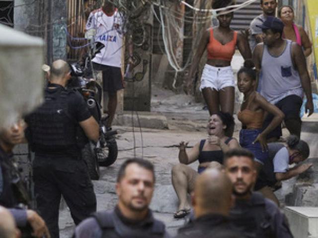 Brazil: Băng đảng đấu súng dữ dội với 200 cảnh sát mang vũ khí hạng nặng, 25 người chết