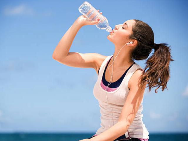 Vì sao uống nước có thể giúp giảm cân nhanh chóng?