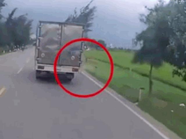 Clip: 2 xe tải tông nhau giữa đường vì tránh người đàn ông vượt ẩu
