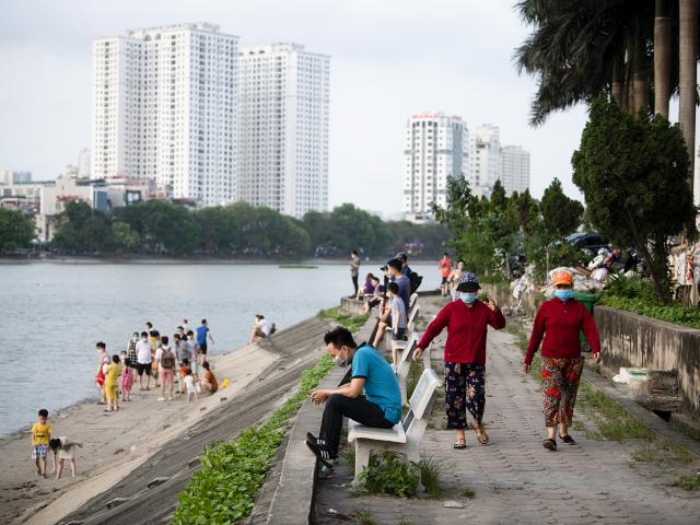 Ngó lơ quy định phòng dịch COVID-19, người Hà Nội đổ ra hồ Linh Đàm tắm giải nhiệt