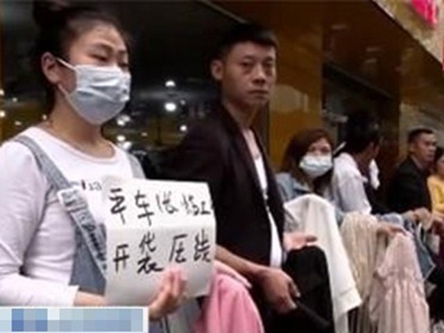 Chủ cầm biển xin nhân viên vào làm, lương cao ngất vẫn không ai ứng tuyển
