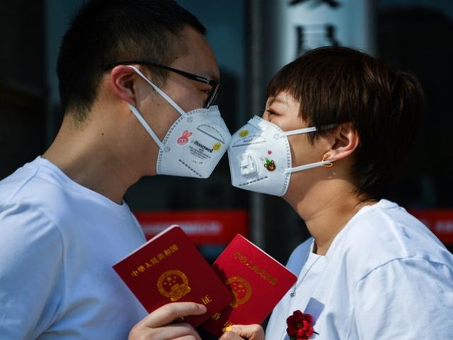 5.500 cặp đôi cùng đăng ký kết hôn, Bắc Kinh phải ứng phó khẩn cấp