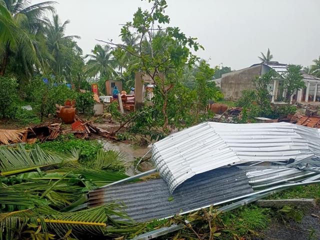 Lốc xoáy kinh hoàng quét qua, cuốn phăng nhiều mái nhà ở Vĩnh Long