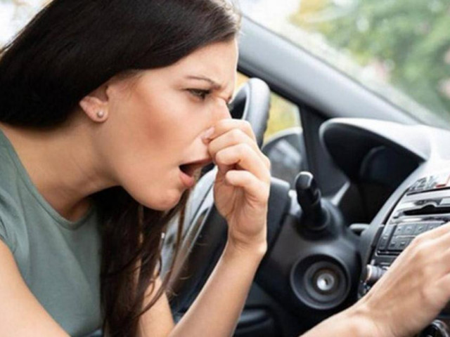 Mở điều hòa ô tô có mùi, phải làm sao?