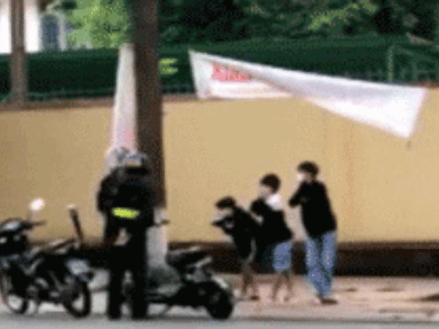 Video: Xôn xao cảnh tượng 3 học sinh bị cảnh sát phạt trên phố vì phạm luật