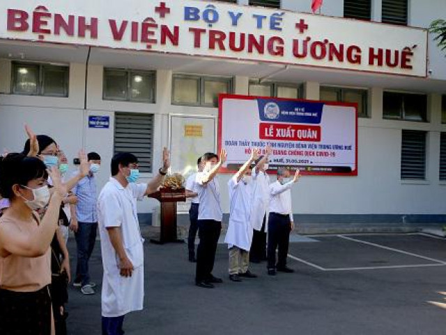 Thầy thuốc Bệnh viện Trung ương Huế lên đường đến Bắc Giang