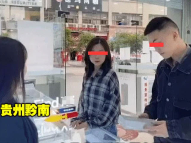 Bạn trai ậm ừ nhìn điện thoại đắt tiền, cô gái tung chiêu độc khiến anh chàng ngậm ngùi móc ví