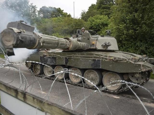 Uy lực xe tăng ”Kẻ thách thức” trang bị loại đạn xuyên phá độc đáo
