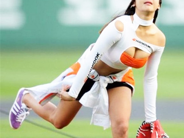 Top trang phục gây chú ý nhất ở khai mạc các giải bóng chày Hàn Quốc