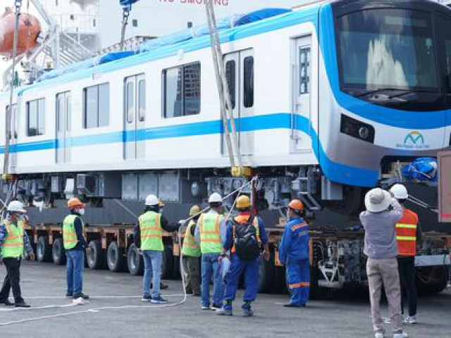 Cận cảnh đoàn tàu số 4 của metro số 1 đưa về depot Long Bình, TP Thủ Đức