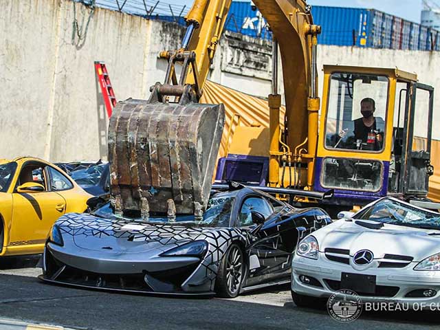 Đau lòng nhìn McLaren 620R mới tinh bị nghiền nát vì nhập lậu