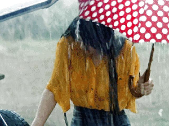 Cô đào ”thả vòng 1” diễn cảnh dưới mưa, đời thực sống thế này!