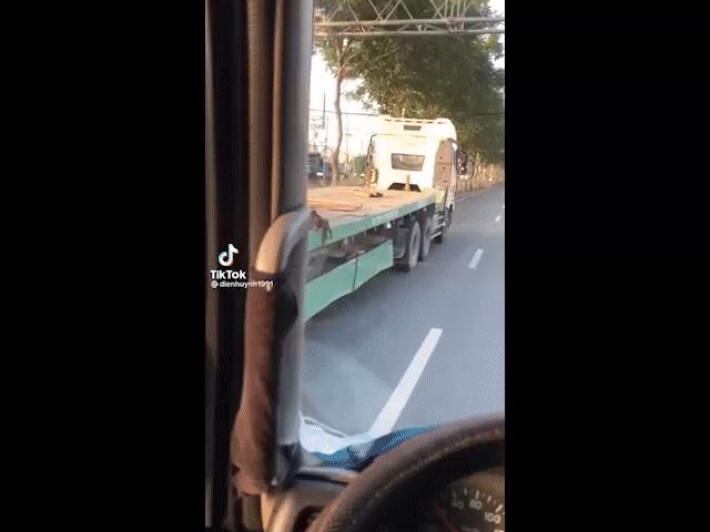 Xe chở cuộn tôn hàng chục tấn không chằng chạy băng băng trên đường