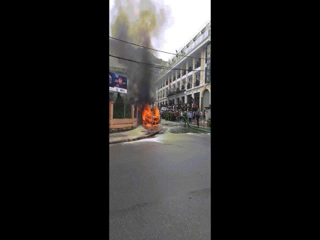 Xe hút bể phốt “cứu” ôtô 16 chỗ bốc cháy dữ dội ở Sapa