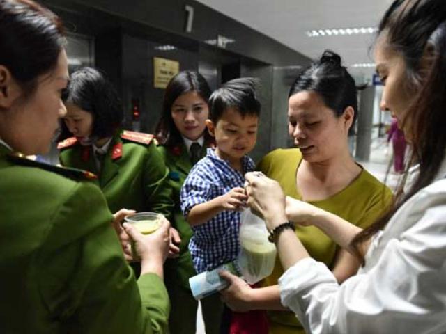 Háo hức ra mắt nhà bạn trai, cô gái khiếp đảm bị ép “quan hệ” với 80 người trong 16h 1534580769 599 thumbnail Háo hức ra mắt nhà bạn trai, cô gái khiếp đảm bị ép “quan hệ” với 80 người trong 16h