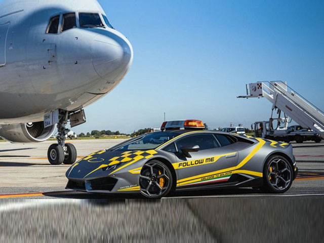 Lamborghini Huracan tại Italy cũng chỉ là phương tiện dẫn đường cho máy bay