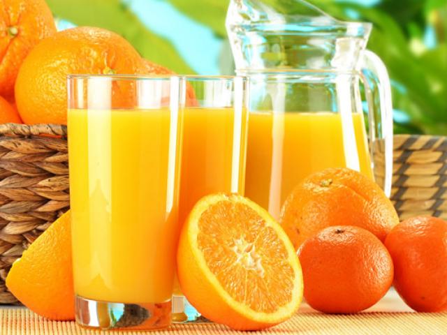 Sai lầm cực kỳ nguy hiểm khi cho trẻ nhỏ uống nước cam để ”giải ốm”