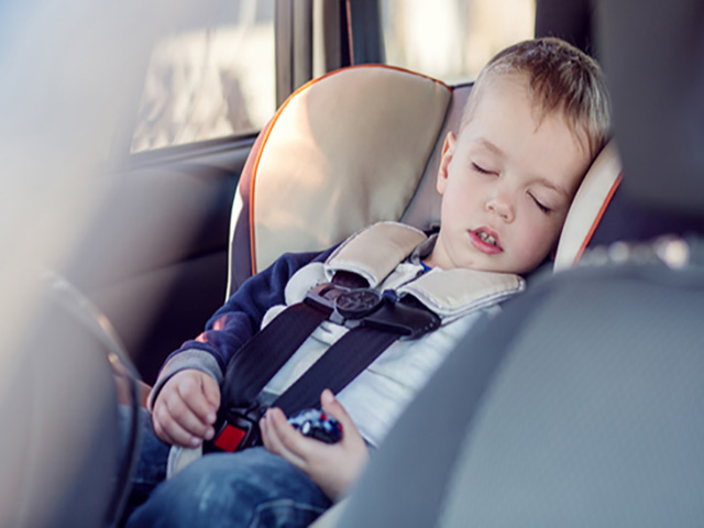 Ngủ trên xe hơi rất nguy hiểm và những kiến thức cần biết cho trẻ khi bị nhốt trong xe
