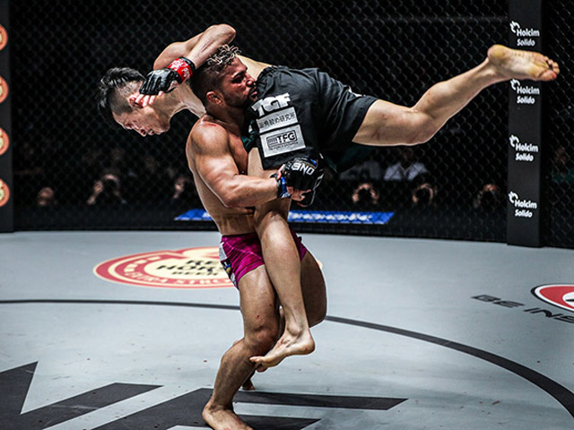 Chấn động MMA châu Á: “Quỷ lùn” 1m49 nhấc bổng đối thủ