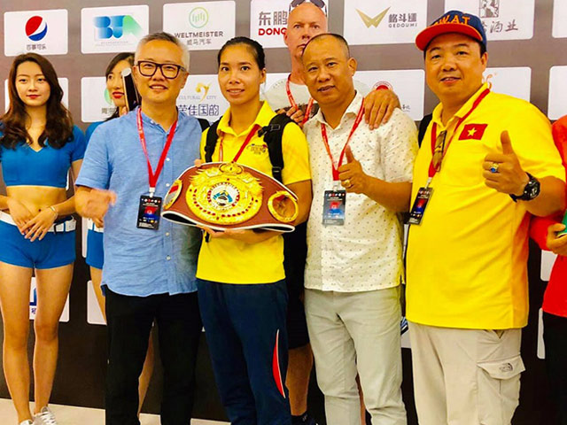 Bà mẹ một con Việt Nam đánh bại nhà vô địch boxing Trung Quốc