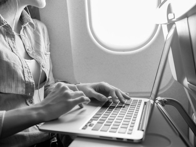 Phải làm gì để được mang MacBook Pro lên máy bay nội địa lẫn quốc tế?