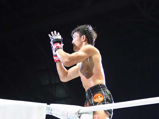 ”Độc cô cầu bại” Duy Nhất tung ”cú đấm ngàn cân”, đại thắng võ đài MMA châu Á