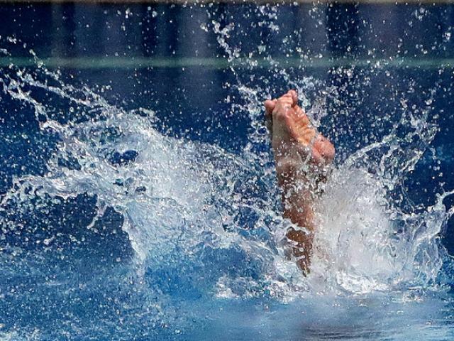 Nữ VĐV bơi mặc đồ “bé xíu” gây đỏ mặt: Mất chức vô địch vì hở hang