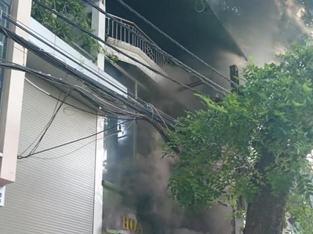 Cháy lớn trên phố La Thành, nhiều người “phi thân” qua cửa sổ