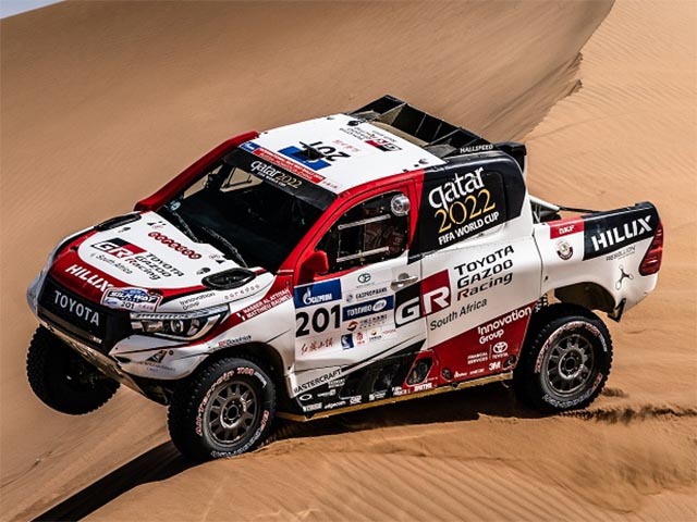 Toyota Hilux chinh phục loạt giải đua địa hình khủng nhất thế giới