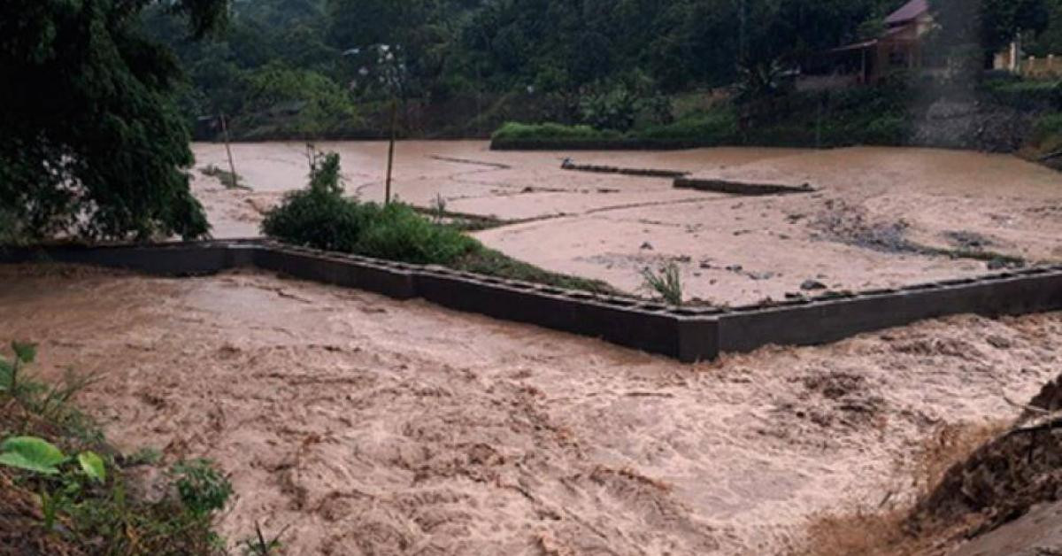 Mưa lớn, chân đập nước có dung tích 60.000m3 ở Lào Cai bị sạt lở