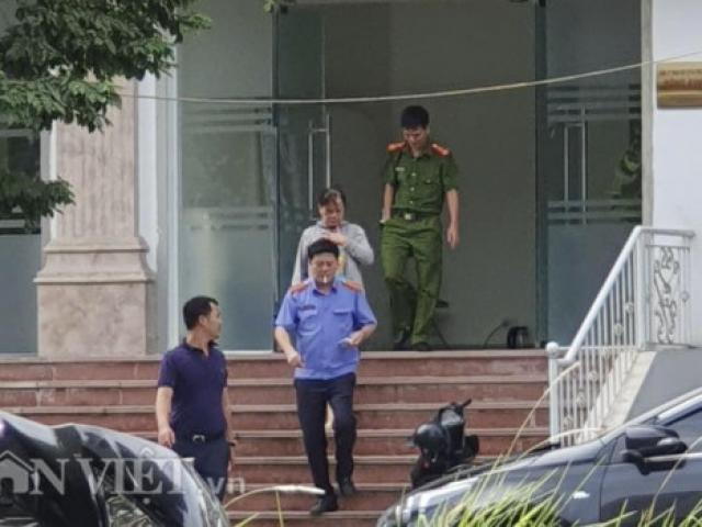 Chùm ảnh: Công an khám nhà riêng anh trai ông chủ Nhật Cường Mobile và trụ sở Công ty Đông Kinh
