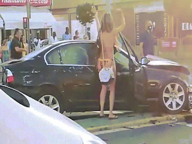 Video: Gây tai nạn vẫn đứng nhún nhẩy, cô gái mặc bikini nhận trái đắng