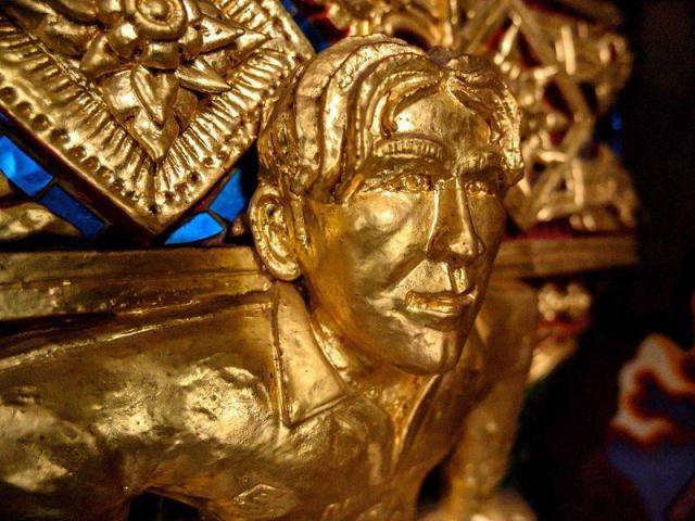 Ngôi chùa thờ cả tượng David Beckham dát vàng và Người Nhện, Người Dơi