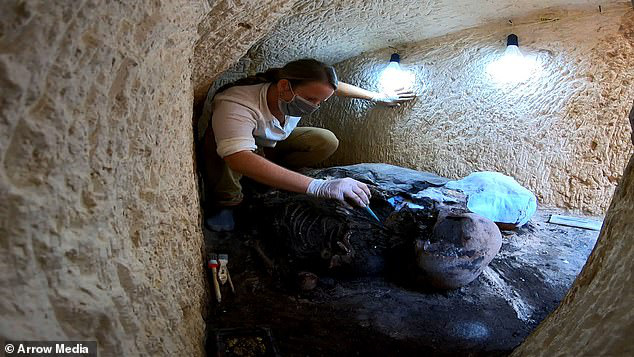Bí ẩn xác ướp đôi nam nữ phủ vàng, bên nhau 2.000 năm trong đền cổ