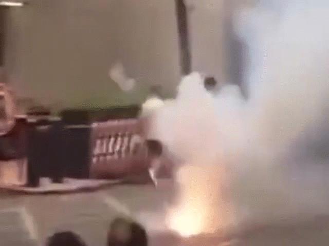 Video: Người TQ đốt pháo ăn mừng trước lãnh sự quán Mỹ bị đóng cửa