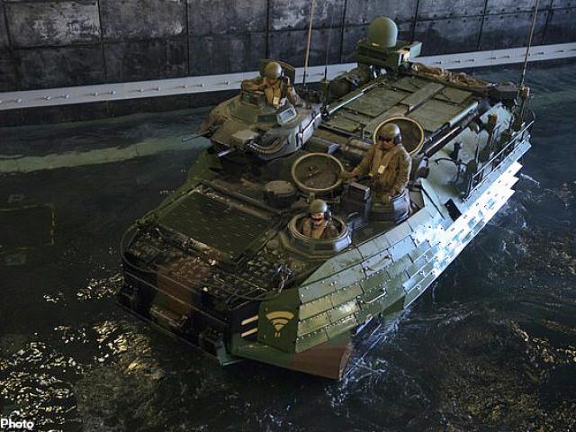 Mỹ tìm thấy xe bọc thép chìm và nhiều thi thể quân nhân dưới 100 mét nước