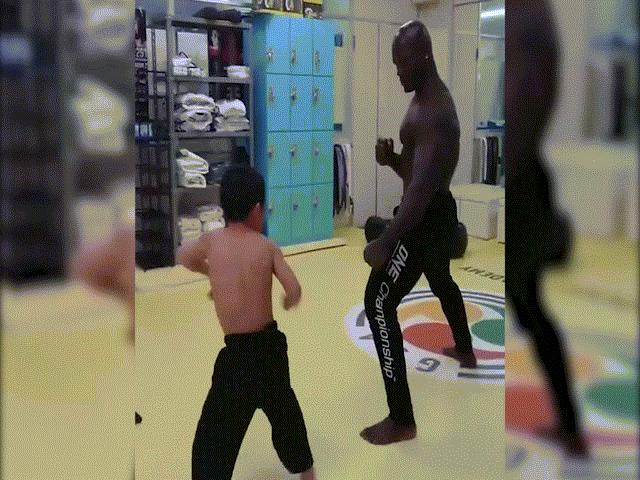 “Lý Tiểu Long 10 tuổi” đấu võ, đánh côn khiến võ sĩ da màu chùn bước