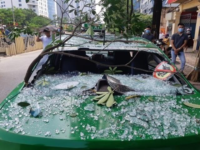 Nổ lớn trên phố Hà Nội, 3 người bị thương, taxi thủng nóc